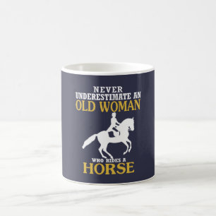 Alte Frau reitet Pferd Kaffeetasse