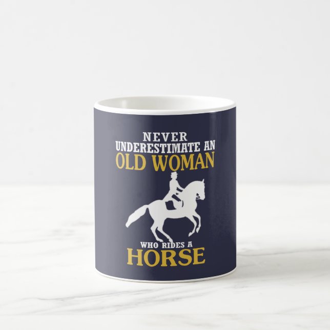 Alte Frau reitet Pferd Kaffeetasse (Mittel)
