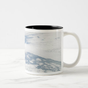Alte Fünfjahreseisberge nähern sich Südgeorgia Zweifarbige Tasse