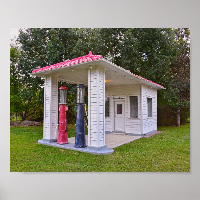 Alte Gasstation in Red Oak II, Missouri Poster (Vorne)