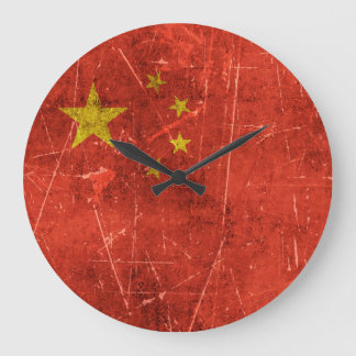 Alte gealterte und zerkratzte Flagge Chinas Große Wanduhr