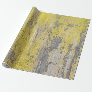 Alte graue Betonwand mit schälender gelber Farbe.  Geschenkpapier