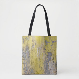 Alte graue Betonwand mit schälender gelber Farbe. Tasche