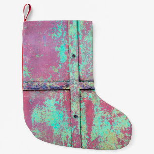 Alte grün gestrichene Wand mit Rosttextur. Grunge- Kleiner Weihnachtsstrumpf