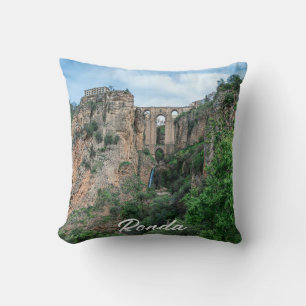 Alte historische Brücke in Ronda, Spanien Kissen