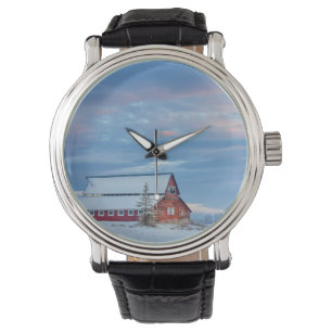 Alte hölzerne rote Scheune im unteren Tal Armbanduhr