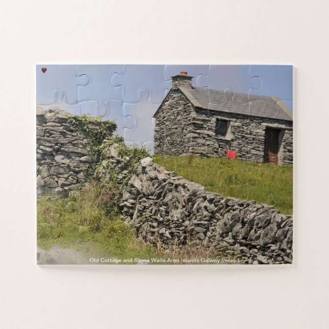 Alte Hütte und Steinmauern Galway Irland. (Horizontal)