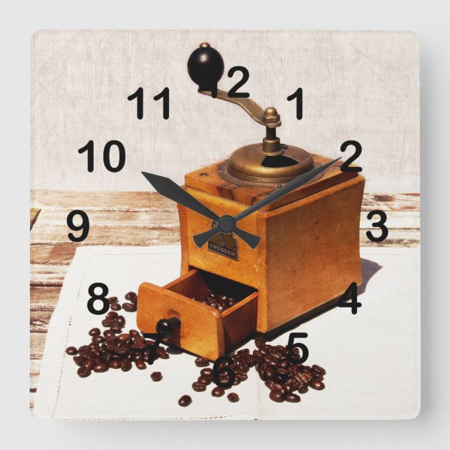 alte Kaffeemühle mit Kaffeebohnen Quadratische Wanduhr (Vorderseite)