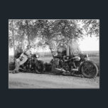 Alte Krafträder Vintages Schwarzweiß-Foto Postkarte<br><div class="desc">Motorradpostkarten - klassisches Bild aus der guten alten Zeit. Coole Erinnerungen,  klassische Fahrräder,  gute Zeiten.</div>