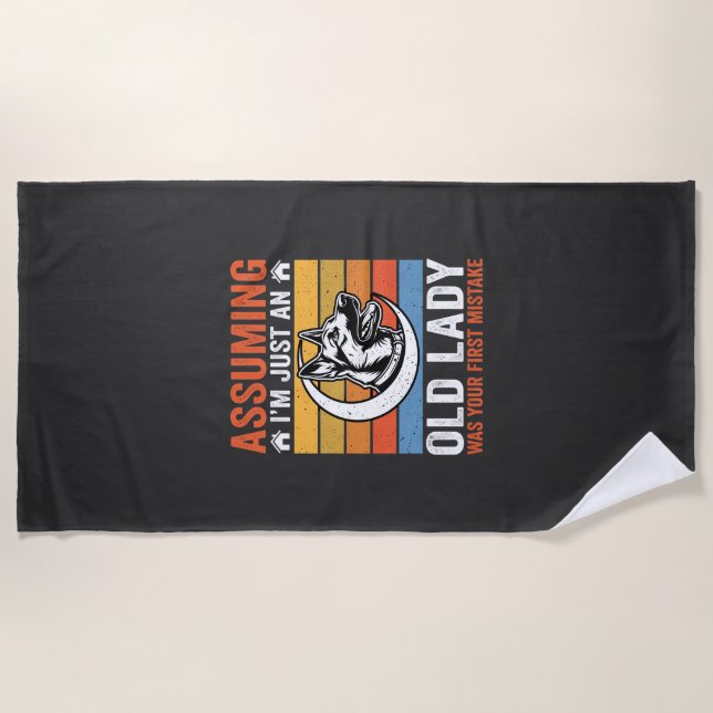 Alte Lady-Hund-Warnung Retro Strandtuch (Vorderseite)