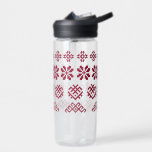 Alte lettische Symbole Sun Moon Star Jumis Trinkflasche<br><div class="desc">Alte lettische Symbole Sun Moon Star und Jumisoft in traditionellen lettischen Volkskleidung,  wie Gürtel bestickten Akzenten und Stoff</div>