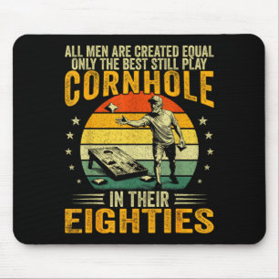 Alte Männer spielen Cornhole in den 80ern lustiger Mousepad