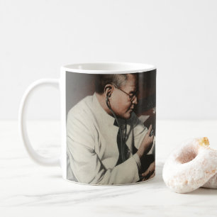 Alte Medizin, Arzt untersucht einen kranken Patien Kaffeetasse