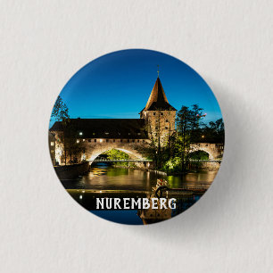 Alte mittelalterliche Brücke bei Nacht in Nürnberg Button