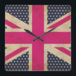 Alte Pink Union Jack Flag Wall Uhr<br><div class="desc">Ein illustriertes Grafikdesign einer Old Union Jack Flag in Rosa und Weiß mit dunkelblauer Hintergrundfarbe,  mit weißem Herzen für alle zazzle Produkte geeignet.</div>