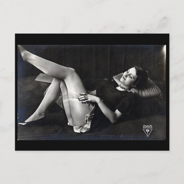 Alte Postkarte - Lady in Strümpfen (Vorderseite)