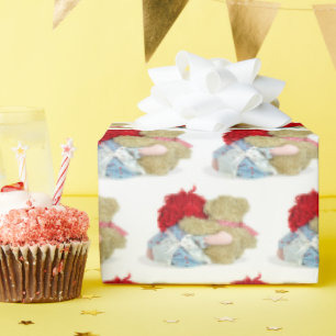 alte Puppe und Teddybärenumarmung Geschenkpapier