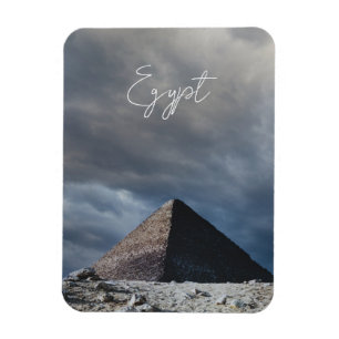 Alte Pyramide mit stürmischem Himmel, Ägypten Magnet