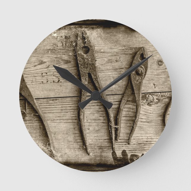 Alte rostige Werkzeuge. Runde Wanduhr (Vorderseite)