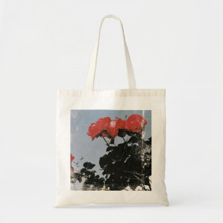 Alte rote Rosen gegen einen blauen Himmel Tragetasche