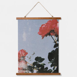 Alte rote Rosen gegen einen blauen Himmel Wandteppich Mit Holzrahmen