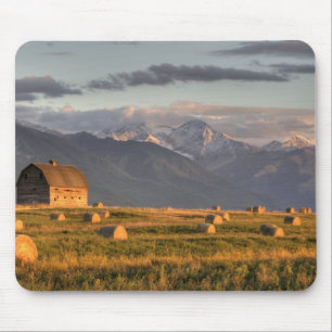 Alte Scheune, eingerahmt von Heuballen und dramati Mousepad