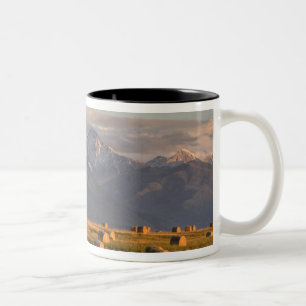Alte Scheune, eingerahmt von Heuballen und dramati Zweifarbige Tasse