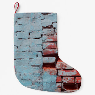 Alte, schmuddelige Ziegelwand mit natürlichen Mäng Kleiner Weihnachtsstrumpf