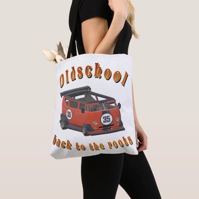 Alte Schule, altes Auto in Rot Tasche (Von Nahem)