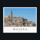 Alte Stadt Sassi di Matera in Italien Postkarte<br><div class="desc">Foto Postkarte der antiken Architektur der Sassi di Matera mit Häusern, die an einem klaren Tag in den Bergen wie Höhlen geschnitten sind, mit einem blauen Himmel in der Region Basilicata in Süditalien mit dem Text "Matera, Italien" in einer weißen Box und mit Streifen in grün, weiß und rot, die...</div>
