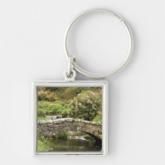 Alte Steinbrücke über einem Strom in Dartmoor Park Schlüsselanhänger