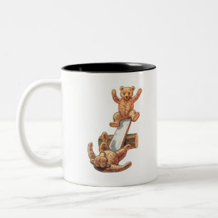 Alte Teddybären spielen zusammen auf einer Schauke Zweifarbige Tasse