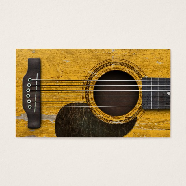 Alte und abgenutzte akustische Gitarre mit Pickgua (Vorderseite)