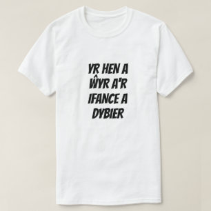 Alte und junge Menschen wissen und nehmen an T-Shirt