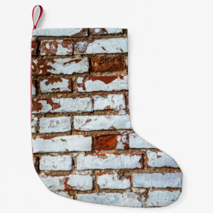 Alte Vintage Backsteinwand mit weißer Sprinklerpla Kleiner Weihnachtsstrumpf