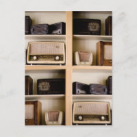 Alte Vintage Radios auf Regalen der 50er Jahre