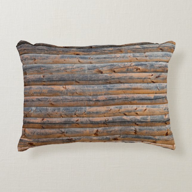 Alte Wand aus Holzplanken mit Rissen. Beam Dekokissen (Vorderseite)