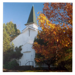 Alte weiße Kirche im Herbst Fliese