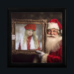 Alte Welt | Add-Your-Foto | Luxe Christmas Erinnerungskiste<br><div class="desc">Dieses wunderschöne Weihnachtsgeschenk mit einem Foto des Weihnachtsmanns,  das einen Rahmen mit einem Foto auf einem Schaumbrett befestigt,  hält. Das ist die perfekte Lösung für diejenigen,  die den Weihnachtsmann nicht persönlich besuchen können.</div>