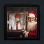 Alte Welt | Add-Your-Foto | Luxe Christmas Erinnerungskiste<br><div class="desc">Dieses wunderschöne Weihnachtsgeschenk mit einem Foto des Weihnachtsmanns,  das einen Rahmen mit einem Foto auf einem Schaumbrett befestigt,  hält. Das ist die perfekte Lösung für diejenigen,  die den Weihnachtsmann nicht persönlich besuchen können.</div>