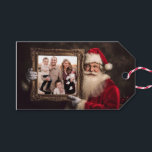 Alte Welt | Add-Your-Foto | Luxe Christmas Geschenkanhänger<br><div class="desc">Dieses wunderschöne Weihnachtsgeschenk-Tag zeigt ein Foto des Weihnachtsmannes, das einen Rahmen mit Ihrem Lieblings-Foto hält. Die Rückseite hat einen luxuriösen roten und goldenen Hintergrund. In der Mitte mit einer Hand geschrieben "Frohe Weihnachten" Gruß. Sie können mit Ihren Namen und ein Jahr personalisieren. Alle Texte können mit Ausnahme des handgeschriebenen Teils...</div>