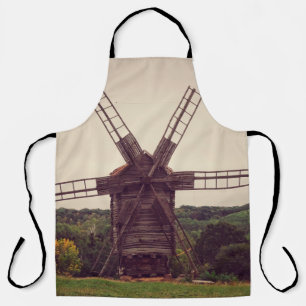 Alte Windmühle. Herbstlandschaft. ukrainische Arch Schürze