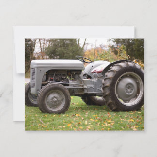 Alte Zugmaschine im Herbst