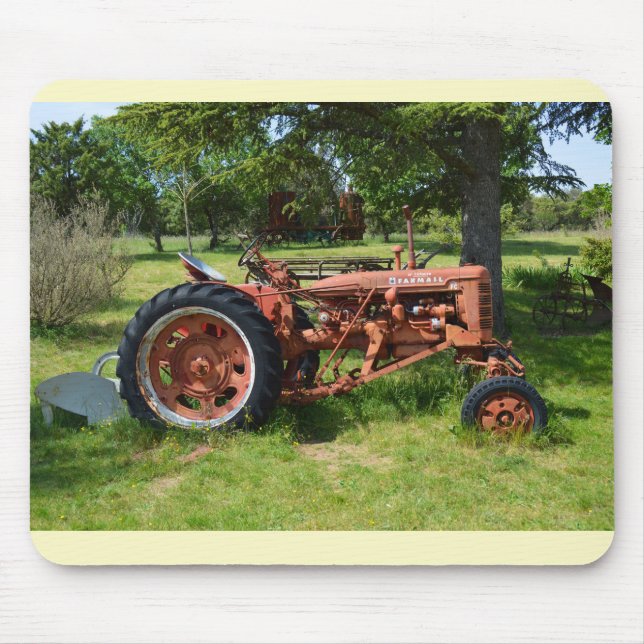 Alte Zugmaschine in Frankreich Mousepad (Vorne)