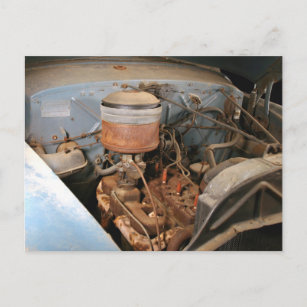 Alter 6-Zylinder-Motor in einem Kaiser-Frazer Postkarte