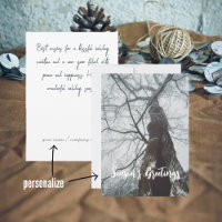 Alter Baum in einem Nebelwald