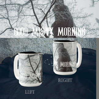 Alter Baum in einem Nebelwald Zweifarbige Tasse
