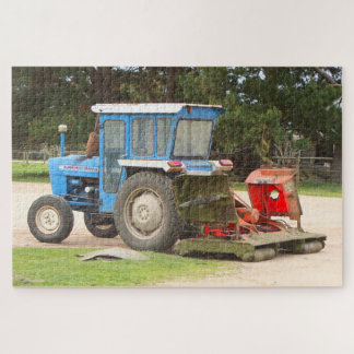 Alter blauer Traktor mit Rasenmäher, Australien