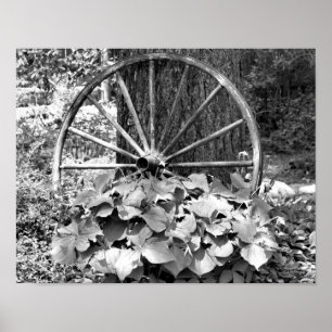 Alter Gartenzaun aus Wagenrädern in Schwarzweiß Poster
