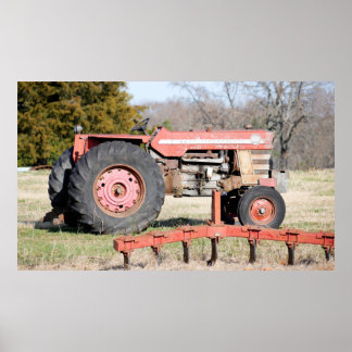 Alter großer Traktor, der in einer Winterweide her Poster